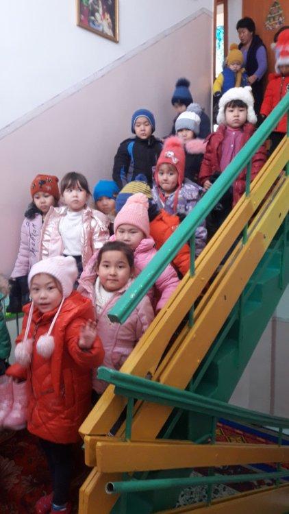 "Қосқұдық" бөбекжай -бақшасында "Басшы құрам, тәрбиеленушілер, тәрбиешілер, мұғалімдер және қызметші персоналдардың жер сілкінісі кезіндегі әс -әрекеті" тақырыбы бойынша сейсможаттығу өткізілді.