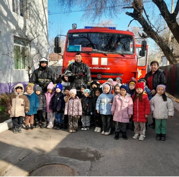 25.11.2024жылы."Қосқұдық" бөбекжай -бақшасында Шу қаласында №5 өрт сөндіру бөлімінің жеке құрамымен "Өртті сөндіру тактикасы" тақырыбында өрт -тактикалық сабақ өткізілді.