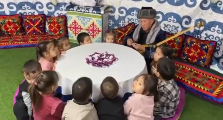 Атамның домбырамен таныстыруы. Бірге тиек жасау. "Балдырған" ортаңғы топ