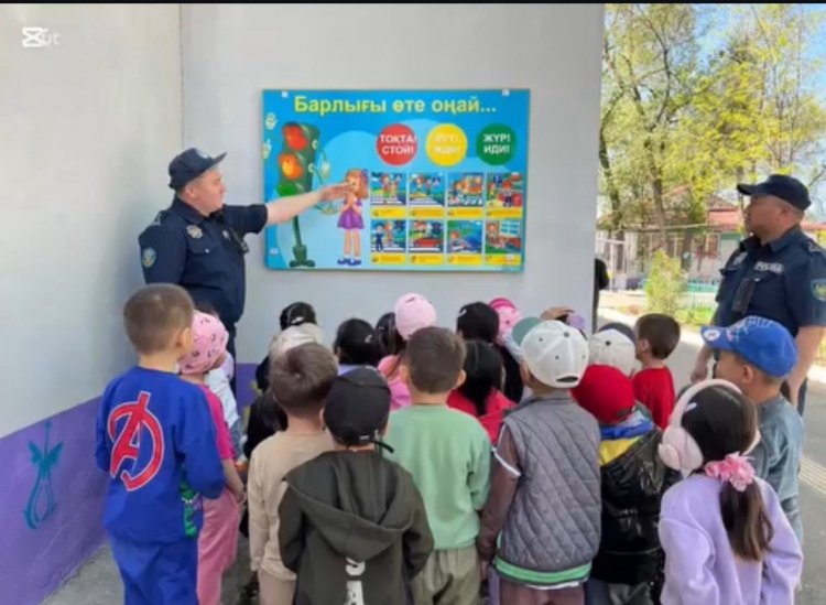 Учаскелік полиция инспекторы балаларға жол қозғалысы ережелерін түсіндірме жұмысын жүргізді.